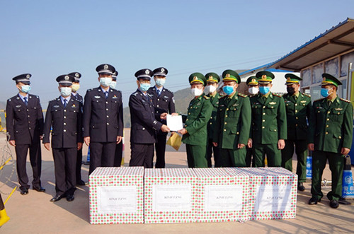 奠边省向中国戍边力量赠送一万副口罩 ảnh 1 奠边省向中国戍边力量赠送一万副口罩 ảnh 1
