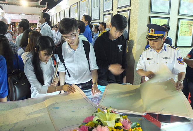 “黄沙和长沙归属越南—历史证据和法律依据”资料图片展在同塔省举行 ảnh 1 “黄沙和长沙归属越南—历史证据和法律依据”资料图片展在同塔省举行 ảnh 1