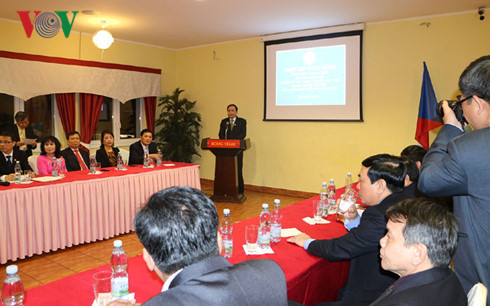 热心帮助国内灾区灾民的旅捷越南人受表彰 ảnh 1 热心帮助国内灾区灾民的旅捷越南人受表彰 ảnh 1