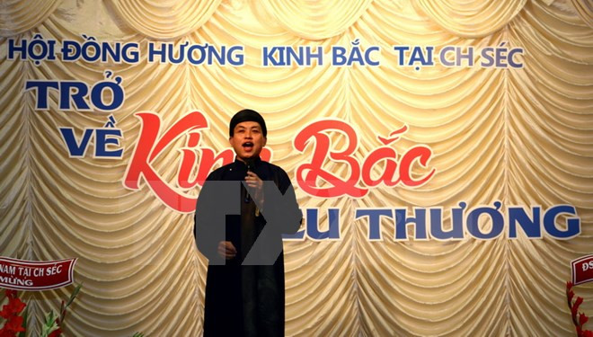 越南官贺民歌拉近旅捷越侨的距离 ảnh 1