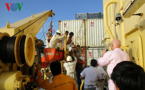 在泰国海域上遇险的越南渔民获救 今日上午乘机回国 ảnh 1