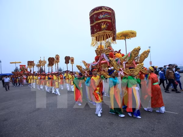 宗教文化旅游广受游客欢迎 ảnh 1