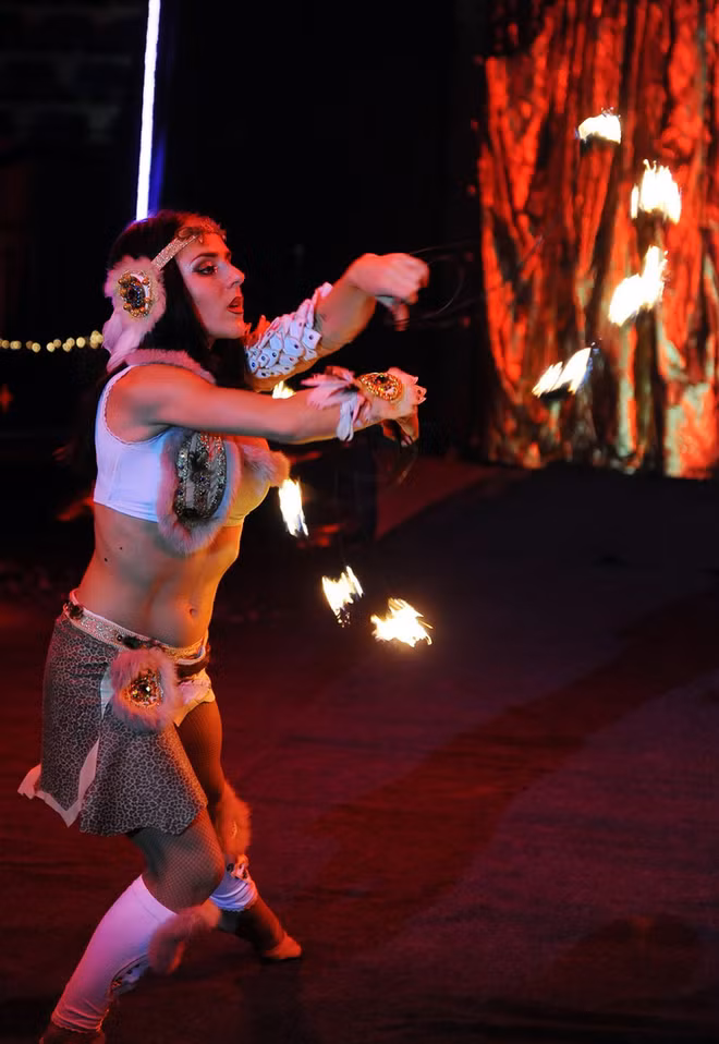 乌克兰向越南观众介绍“冰上杂技”艺术表演 ảnh 7