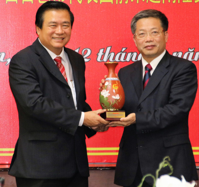 中国广西百色市代表团访问越南隆安省 ảnh 1