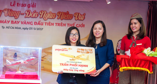 越捷航空公司的一公斤纯金飞机模型大奖得主 ảnh 1  越捷航空公司的一公斤纯金飞机模型大奖得主 ảnh 1