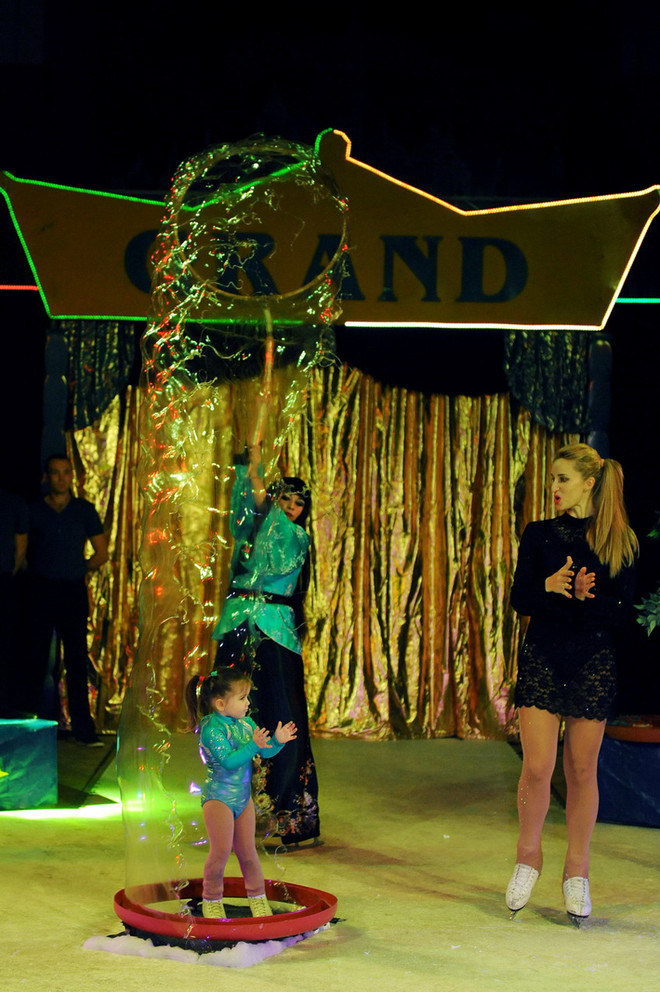 乌克兰向越南观众介绍“冰上杂技”艺术表演 ảnh 4