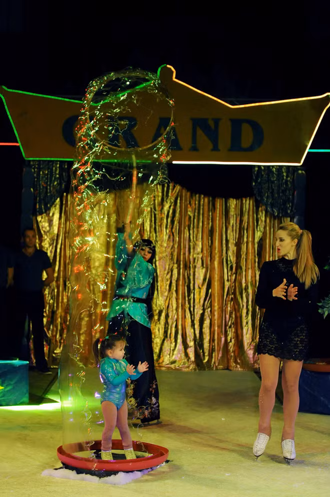 乌克兰向越南观众介绍“冰上杂技”艺术表演 ảnh 4