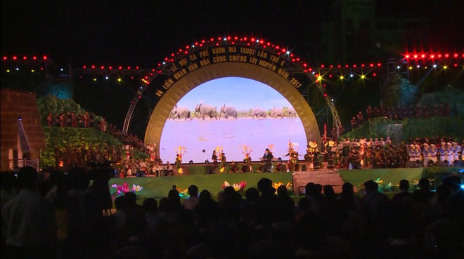 精彩的西原锣钲演奏和民间木雕亮相2017年西原锣钲文化节 ảnh 1 精彩的西原锣钲演奏和民间木雕亮相2017年西原锣钲文化节 ảnh 1