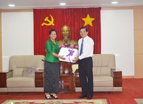 柬埔寨妇女和平与发展协会桔井省分会代表团访问平阳省 ảnh 1