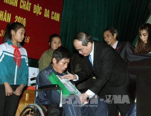 越南祖国阵线中央委员会主席阮善仁春节前夕走访南定省 ảnh 1