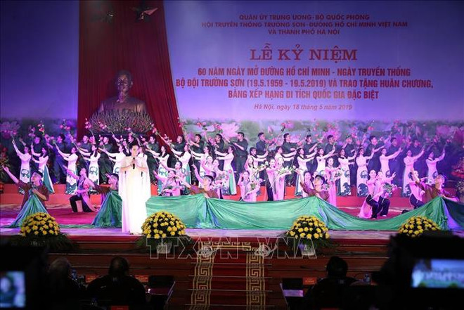 阮春福出席胡志明小道开辟60周年暨长山部队传统日纪念典礼 ảnh 1 阮春福出席胡志明小道开辟60周年暨长山部队传统日纪念典礼 ảnh 1