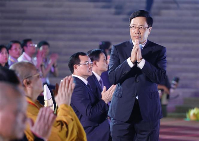2019年联合国卫塞节:越南政府副总理范平明出席祈求世界和平的花灯祈福法会 ảnh 2 2019年联合国卫塞节:越南政府副总理范平明出席祈求世界和平的花灯祈福法会 ảnh 2
