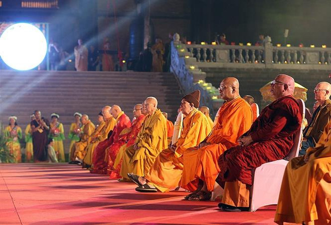 2019年联合国卫塞节:越南政府副总理范平明出席祈求世界和平的花灯祈福法会 ảnh 1 2019年联合国卫塞节:越南政府副总理范平明出席祈求世界和平的花灯祈福法会 ảnh 1