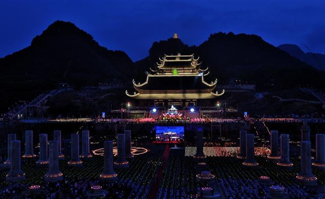 2019年联合国卫塞节:越南政府副总理范平明出席祈求世界和平的花灯祈福法会 ảnh 3 2019年联合国卫塞节:越南政府副总理范平明出席祈求世界和平的花灯祈福法会 ảnh 3