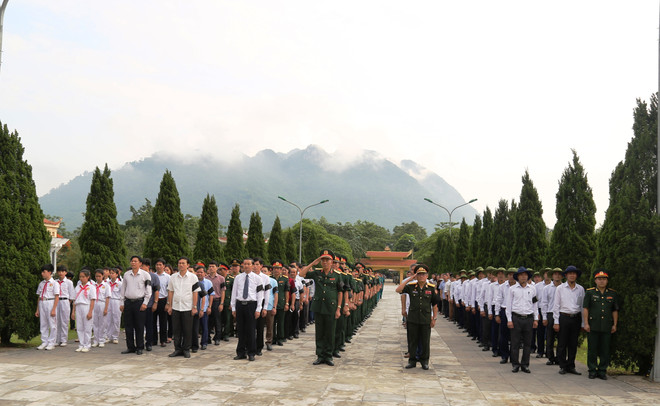清化省为18具在老挝牺牲的越南烈士遗骸举行追悼会和安葬仪式 ảnh 2 清化省为18具在老挝牺牲的越南烈士遗骸举行追悼会和安葬仪式 ảnh 2