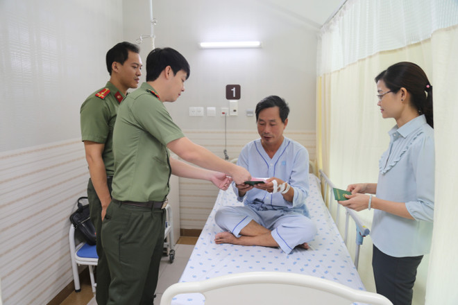 越南出入境管理局为病患者出国就医签发护照 ảnh 2 越南出入境管理局为病患者出国就医签发护照 ảnh 2