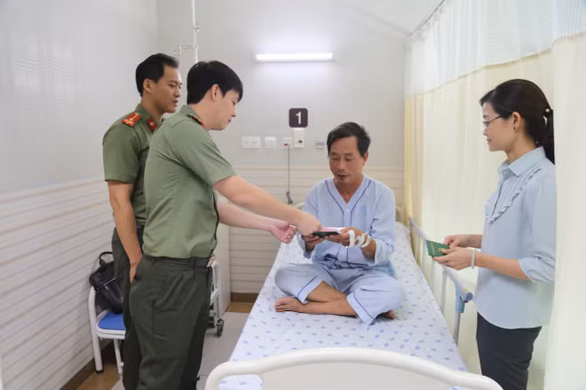 越南出入境管理局为病患者出国就医签发护照 ảnh 2
