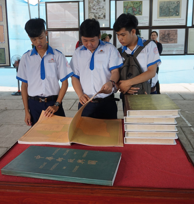 “黄沙长沙归属越南—历史证据和法律依据”地图资料展在薄辽省举行 ảnh 3 “黄沙长沙归属越南—历史证据和法律依据”地图资料展在薄辽省举行 ảnh 3