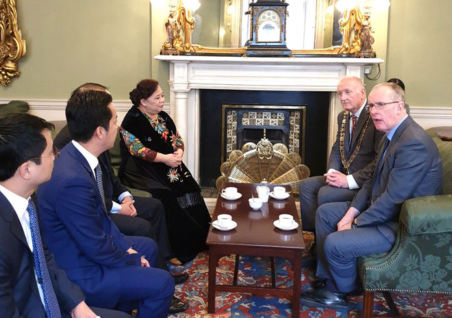 河内市工作代表团对英国和爱尔兰进行工作访问 ảnh 2 河内市工作代表团对英国和爱尔兰进行工作访问 ảnh 2