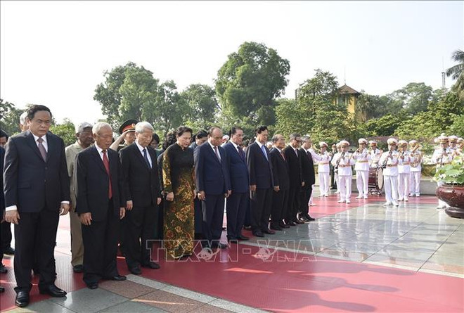 胡志明主席诞辰129周年：党和国家领导人拜谒胡志明陵墓并敬献花圈 ảnh 1
