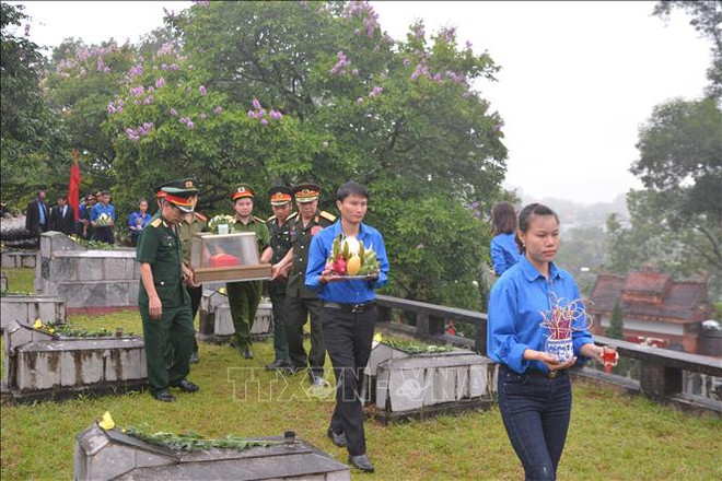 河静省为援老牺牲的越南志愿军和专家烈士举行追悼会和安葬仪式 ảnh 2 河静省为援老牺牲的越南志愿军和专家烈士举行追悼会和安葬仪式 ảnh 2