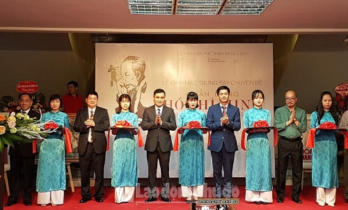 胡志明主席宣传画在胡志明市展出 ảnh 1