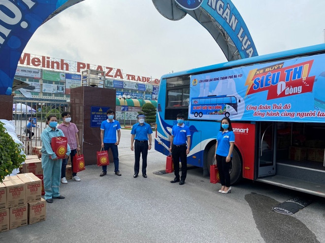 河内试点展开‘零盾大巴超市’模式 为贫困劳动者送温暖 ảnh 1