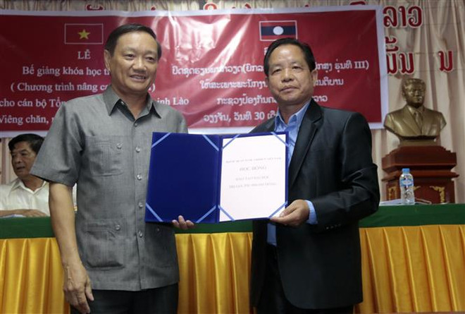 老挝安全部干部和战士的第三届越语高级培训班结业 ảnh 2 老挝安全部干部和战士的第三届越语高级培训班结业 ảnh 2