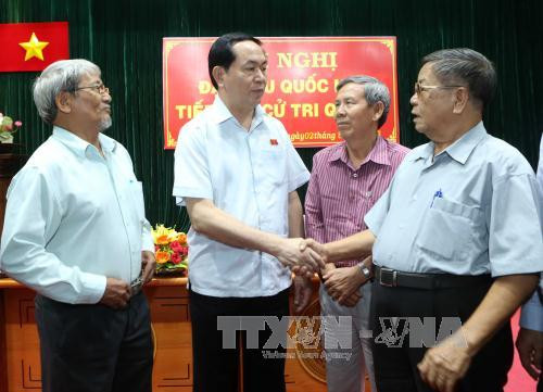 越南国家主席陈大光与胡志明市第四郡选民接触 ảnh 2 越南国家主席陈大光与胡志明市第四郡选民接触 ảnh 2