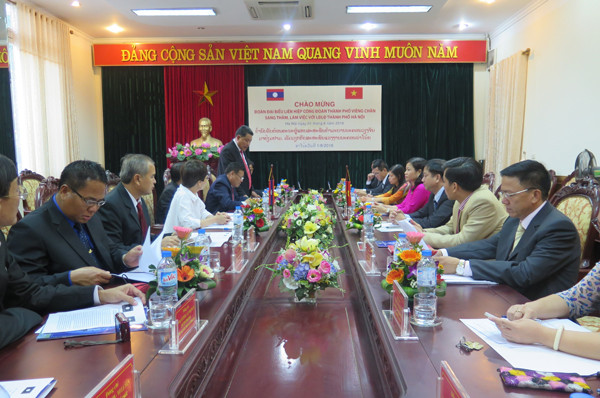 越南河内与老挝万象加强工会合作 ảnh 1