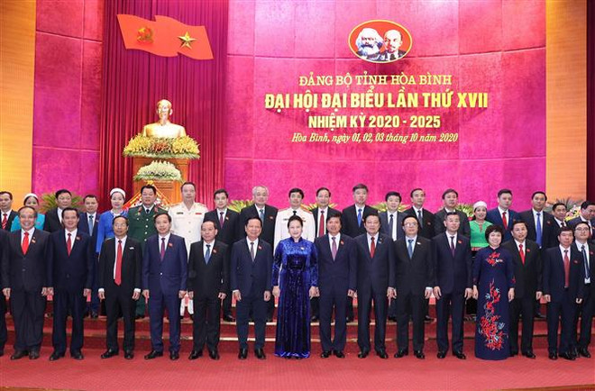 迎接党的十三大:国会主席阮氏金银出席越共和平省第十七次代表大会 ảnh 3 迎接党的十三大:国会主席阮氏金银出席越共和平省第十七次代表大会 ảnh 3
