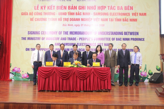 北宁省与工贸部和三星（越南）公司签署越南企业扶助计划的三方合作备忘录 ảnh 1