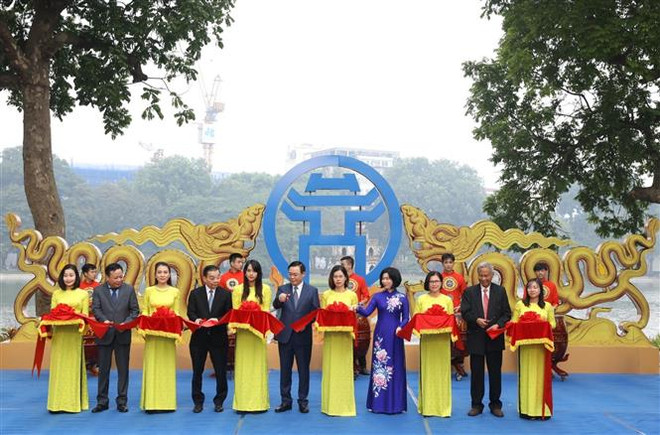 升龙—河内建都1010周年:“河内:历史里程碑”展览会今日开展 ảnh 1 升龙—河内建都1010周年:“河内:历史里程碑”展览会今日开展 ảnh 1