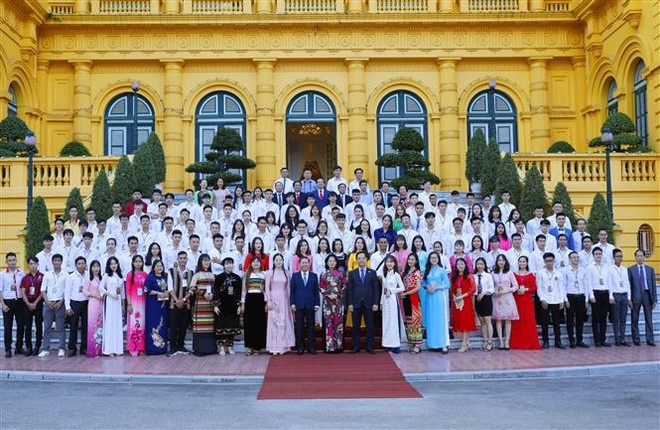 邓氏玉盛副主席会见全国优秀职业培训中心的学生代表团 ảnh 1 邓氏玉盛副主席会见全国优秀职业培训中心的学生代表团 ảnh 1