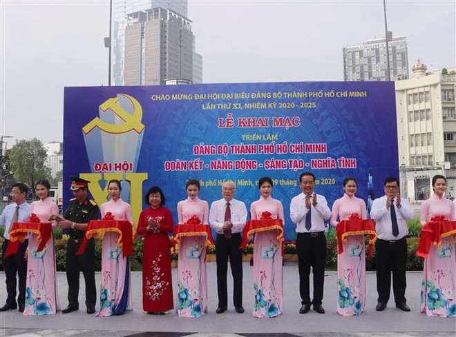 迎接越共十三大：“团结、活跃、创新、温情的胡志明市委”图片展开展 ảnh 2