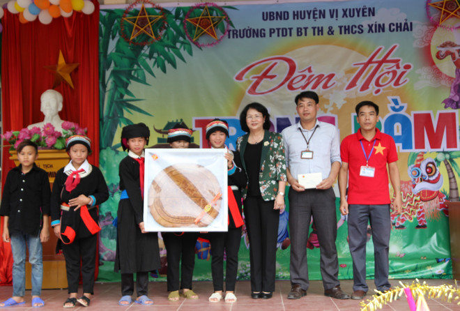 国家副主席邓氏玉盛中秋节前夕走访慰问河江省师生 ảnh 1 国家副主席邓氏玉盛中秋节前夕走访慰问河江省师生 ảnh 1