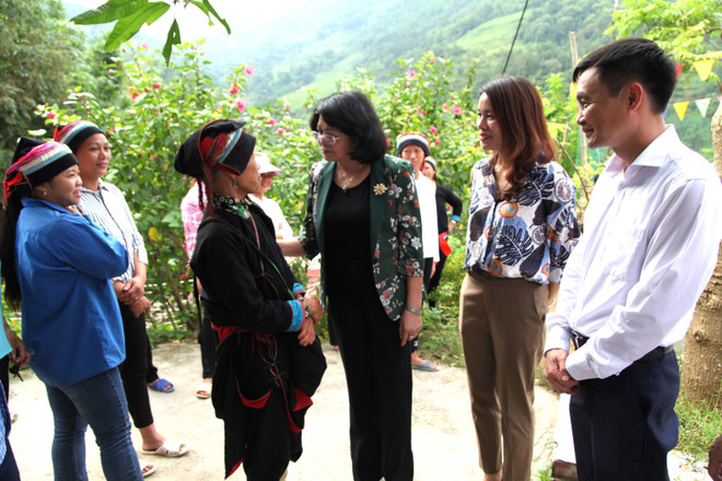 国家副主席邓氏玉盛中秋节前夕走访慰问河江省师生 ảnh 2 国家副主席邓氏玉盛中秋节前夕走访慰问河江省师生 ảnh 2