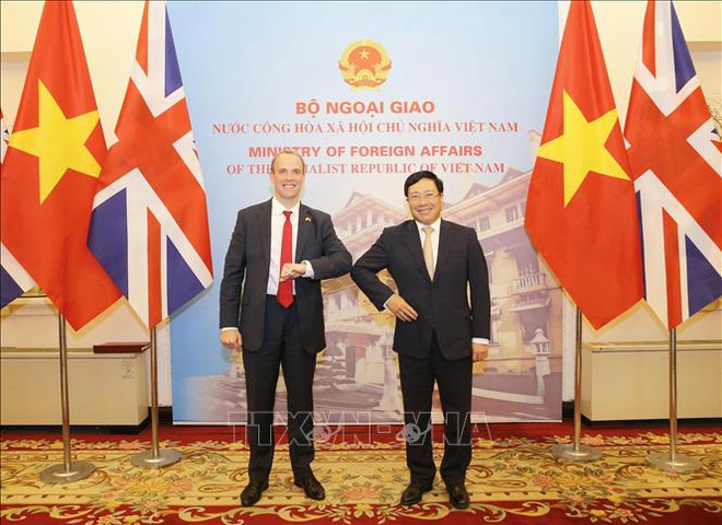 越南政府副总理兼外长范平明同英国外交发展大臣举行会谈 ảnh 2