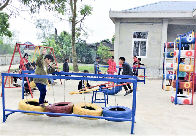 使用废旧物品为儿童们建设有趣娱乐场 ảnh 1