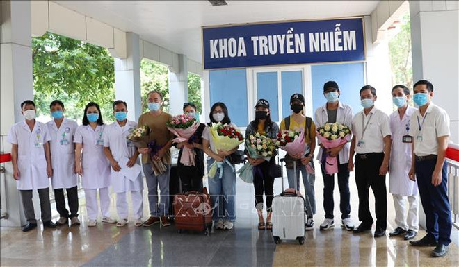 新冠肺炎疫情:宁平省8名患者治愈出院 ảnh 1 新冠肺炎疫情:宁平省8名患者治愈出院 ảnh 1