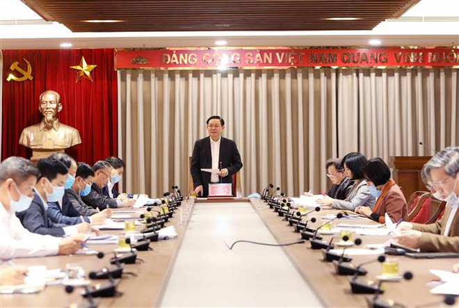 河内市市委书记王廷惠:财政收入既要确保疫情防控到位时又要确保复工复产安全有序进行 ảnh 1 河内市市委书记王廷惠:财政收入既要确保疫情防控到位时又要确保复工复产安全有序进行 ảnh 1