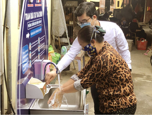 华尔街日报：新冠肺炎疫情防控阻击战助力提高越南国际地位 ảnh 1