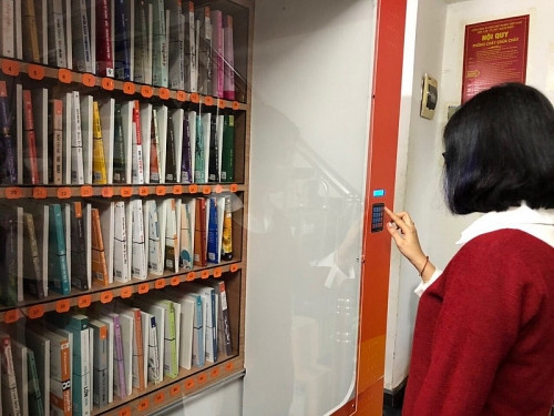 河内市首个免费取书机投入使用 ảnh 1 河内市首个免费取书机投入使用 ảnh 1