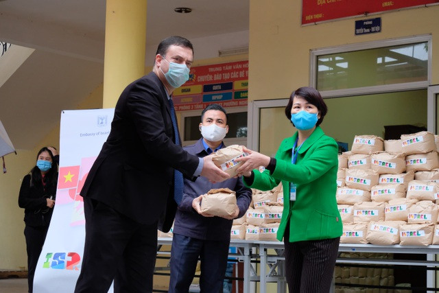 新冠肺炎疫情:以色列驻越大使馆向河内首台“取米机”捐赠大米 ảnh 1 新冠肺炎疫情:以色列驻越大使馆向河内首台“取米机”捐赠大米 ảnh 1
