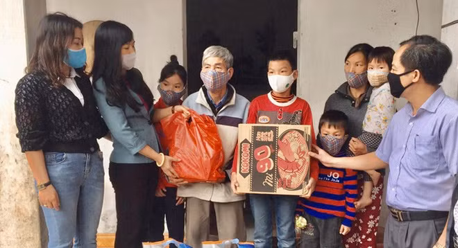 人民群众对政府在新冠肺炎疫情下实施保障社会民生一揽子资助计划感到高兴 ảnh 1 人民群众对政府在新冠肺炎疫情下实施保障社会民生一揽子资助计划感到高兴 ảnh 1