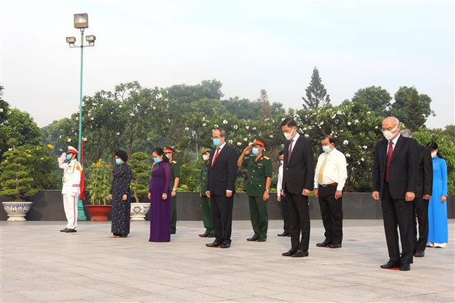 国家统一45周年:胡志明市领导上香缅怀英雄烈士 ảnh 2 国家统一45周年:胡志明市领导上香缅怀英雄烈士 ảnh 2