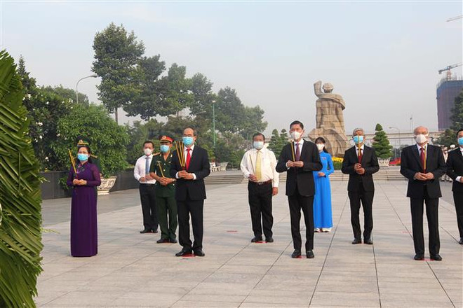国家统一45周年:胡志明市领导上香缅怀英雄烈士 ảnh 1 国家统一45周年:胡志明市领导上香缅怀英雄烈士 ảnh 1