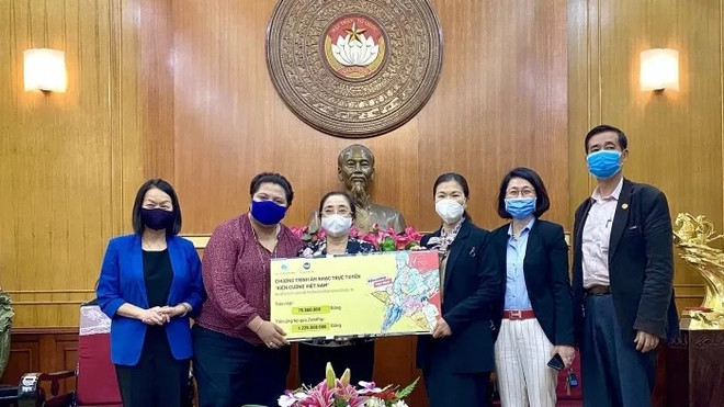 “坚强越南”活动为新冠肺炎疫情防控工作捐赠13亿越盾 ảnh 1 “坚强越南”活动为新冠肺炎疫情防控工作捐赠13亿越盾 ảnh 1
