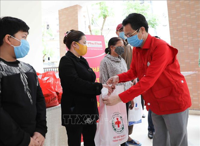2020年人道月:河内市大力帮助受疫情影响的贫困群众 ảnh 2 2020年人道月:河内市大力帮助受疫情影响的贫困群众 ảnh 2