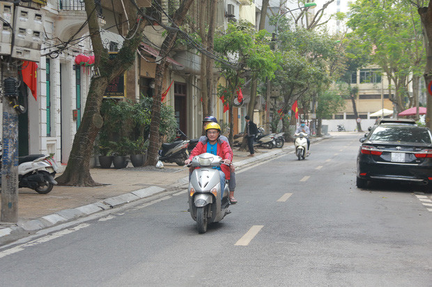 放宽社会距离措施后 河内市生活节奏逐步恢复正常 ảnh 1
